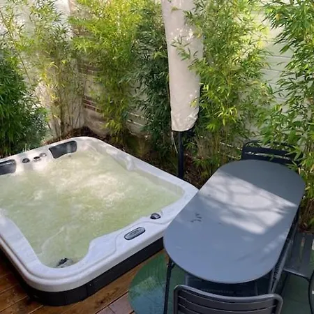 Mariska Et Son Spa, Avec Balcon Lägenhet