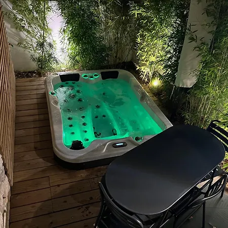Mariska Et Son Spa, Avec Balcon Lägenhet *